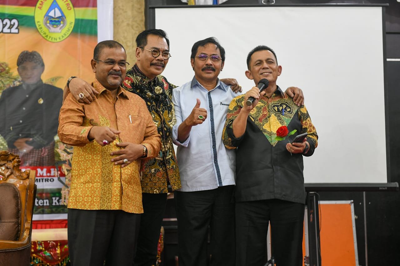 Empat tokoh Kepri berangkulan