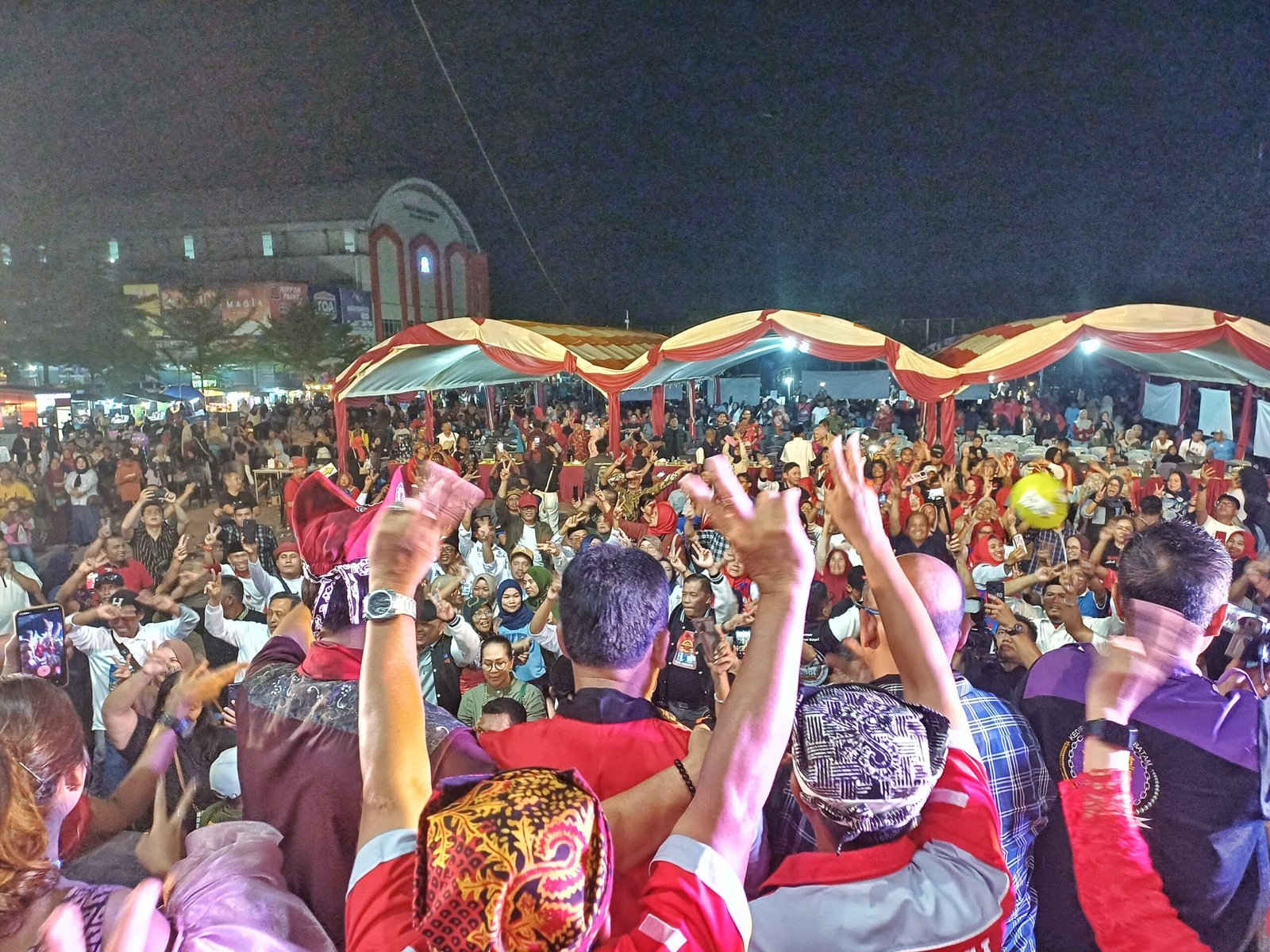 Batuaji Sagung Elu elukan Rudi Rafiq 26 10 24 Warga Batuaji & Sagulung begitu antusias menyambut kedatangan Rudi Rafiq. Mereka mengelu-elukan Rudi Rafiq bak pemimpin baru Kepri.
