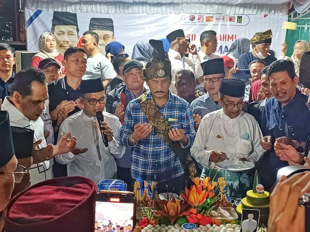 Kejutan Ultah Rudi di Tanjunguma Warga Tanjunguma berikan kejutan Ultah pada Rudi, Doakan Jadi Gubernur Kepri.