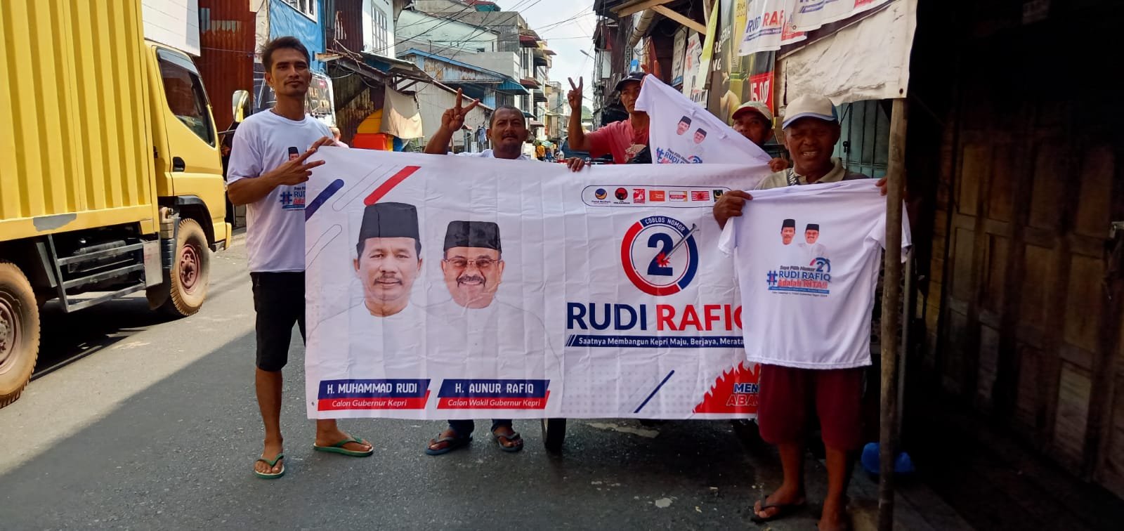 Penarik becak1 Penarik becak Tanjungpinang turut mendeklarasikan pasangan Rudi Rafiq agar menang di Pilkada Kepri 2024.