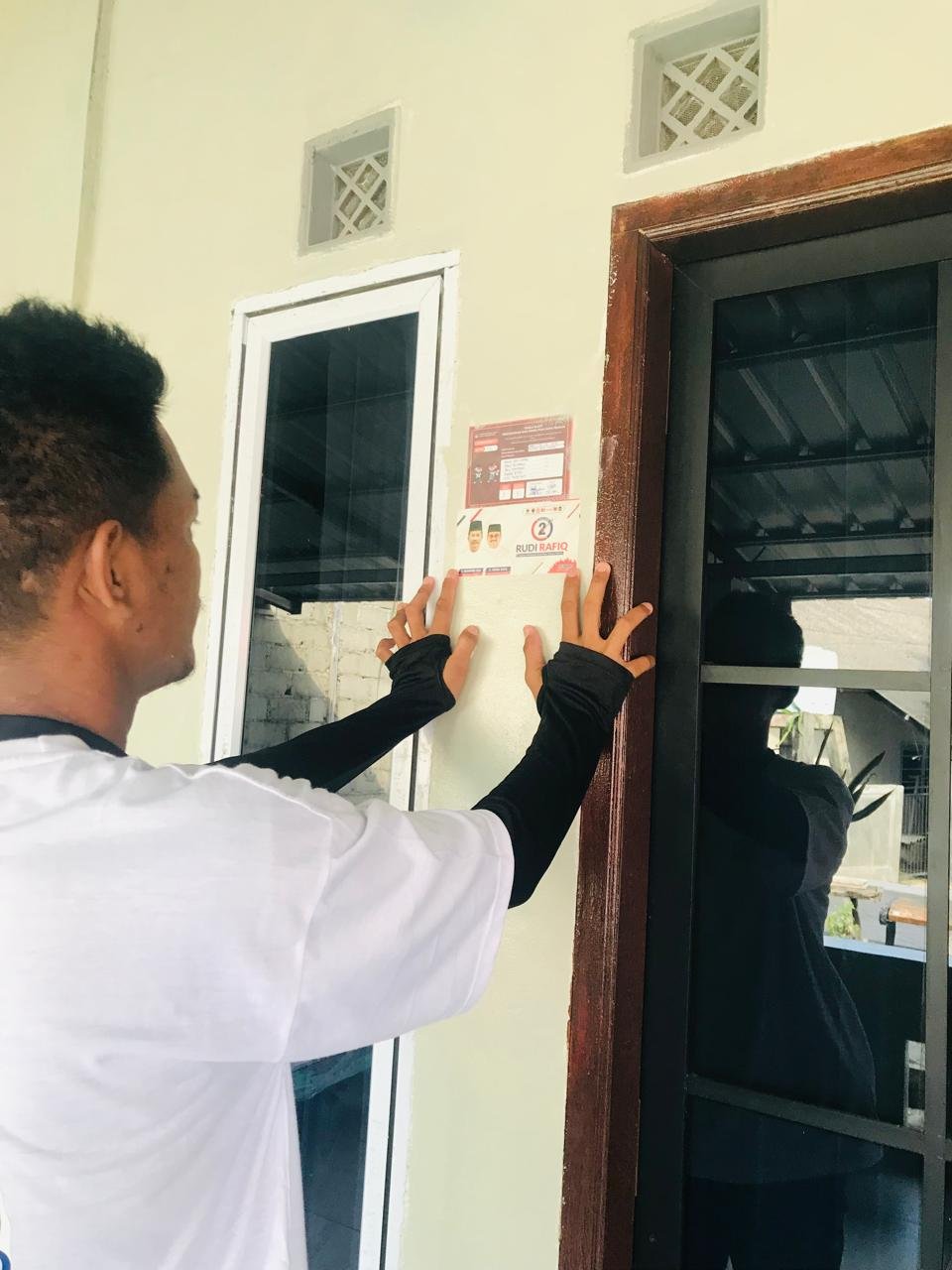 Penyengat Ahad 28 10 24 Semangat perubahan melanda Pulau Penyengat, warga setempat menempel stiker Rudi Rafiq di jendela dan pintu mereka, Ahad (27/10/2024).