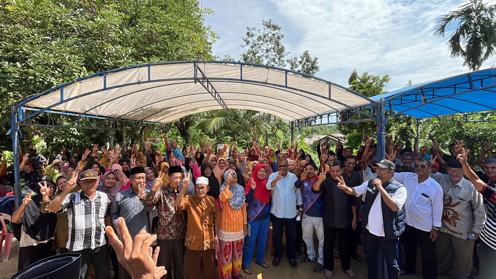 Rafiq bersama warga Kuba Warga Kundur Barat Dukung Rudi Rafiq, Sebut Tak Akan Pilih yang Lain