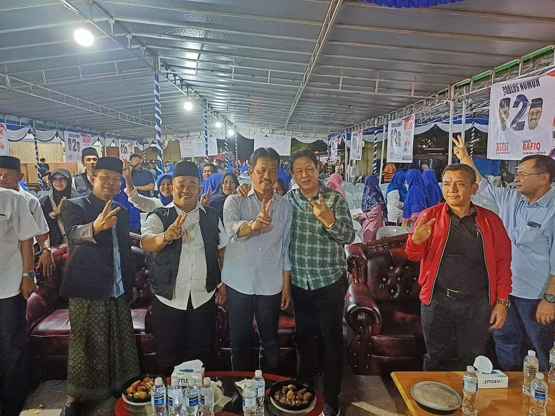 Rudi bersama Isdianto Isdianto membersamai kampanye Rudi Rafiq di Kota Batam, Selasa (15/10/2024) malam.