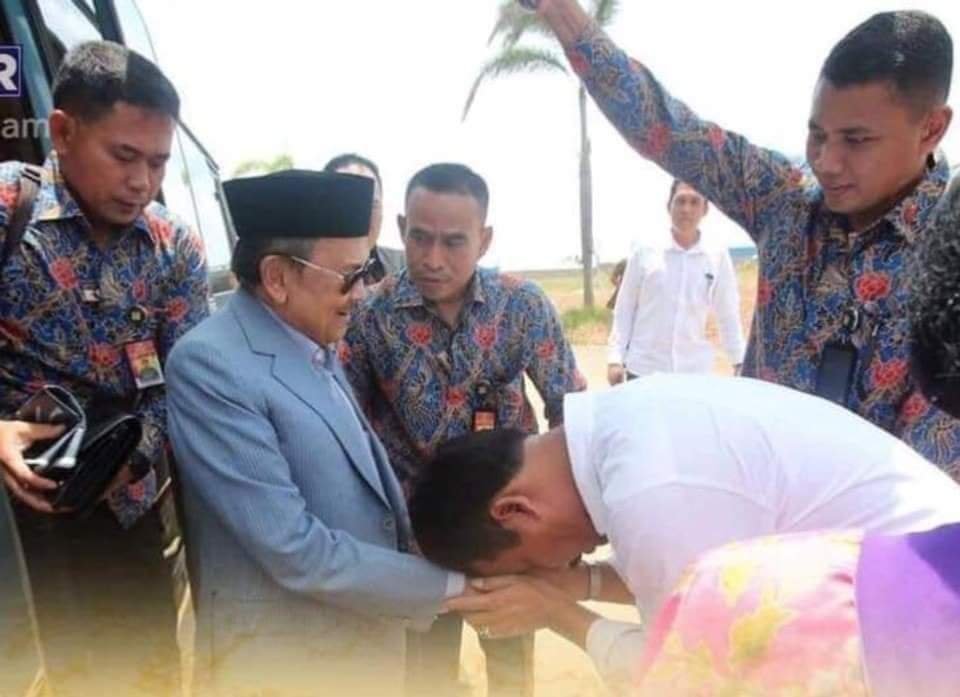 Rudi cium tangan Habibie