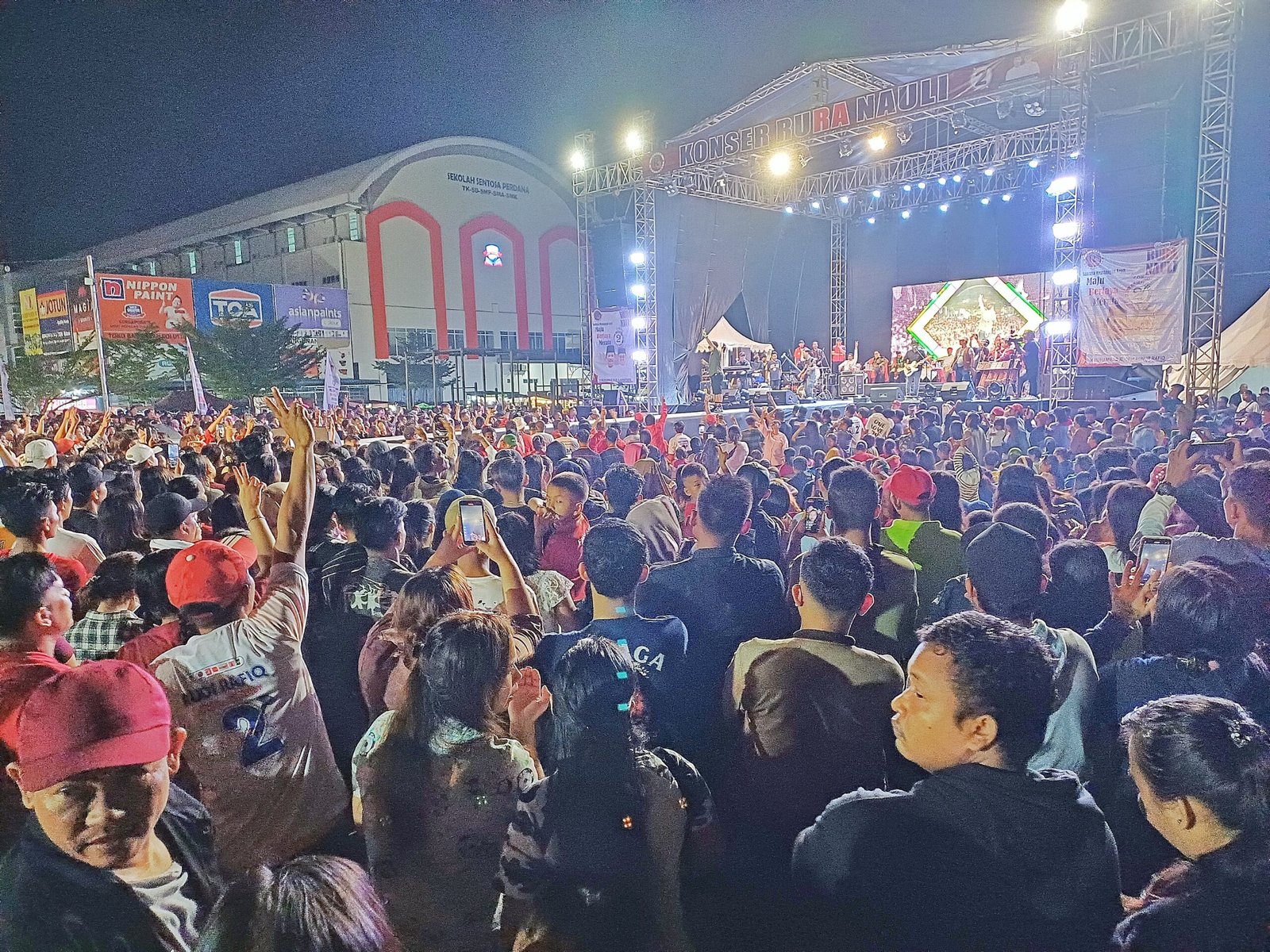Momen enjoy dan riang gembira Pilkada sekaligus ajak warga Batam pilih Rudi Rafiq, pada konser ''Rura Nauli'', Sabtu (16/11/2024) di lapangan SP Plaza, Batam.