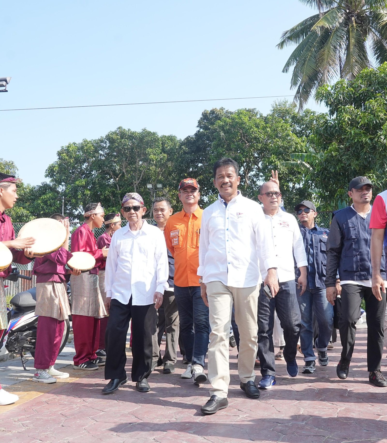 Belakangpadang 1 Sabtu 16 11 24 MAJUKAN BELAKANGPADANG: Calon Gubernur Kepri H Muhammad Rudi (HMR), saat mendatangi masyarakat Pulau Belakangpadang, Kota Batam, Sabtu (16/11/2024).