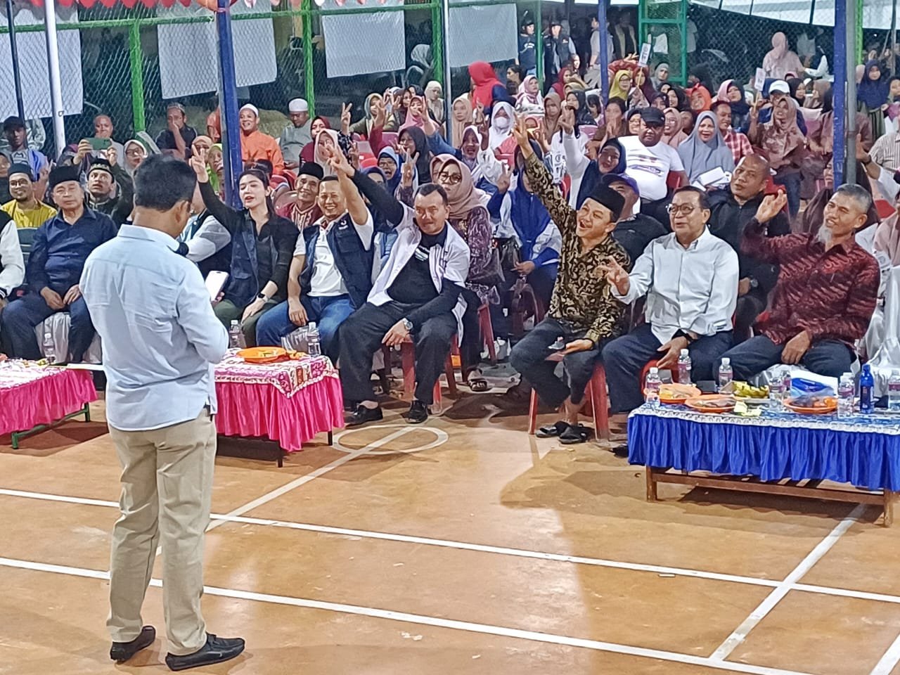 Belian beasiswa dokter2 AKSELERASI EKONOMI: Calon Gubernur Kepulauan Riau (Kepri), H Muhammad Rudi (HMR), saat bersilaturahmi dengan warga Perumahan Kopkar PLN, Bukit Palem, Sentra Melati, di Fasum Perumahan Kopkar PLN, Kelurahan Belian, Batamkota, Batam, Jumat (8/11/2024) malam.