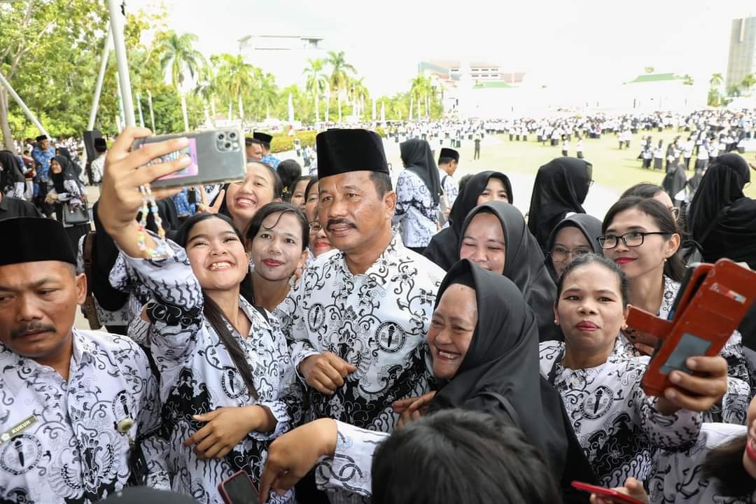 Guru-Guru Selfi dengan Rudi di Momen HGN 2024, di Engku Putri, Batam Centre, Batam.