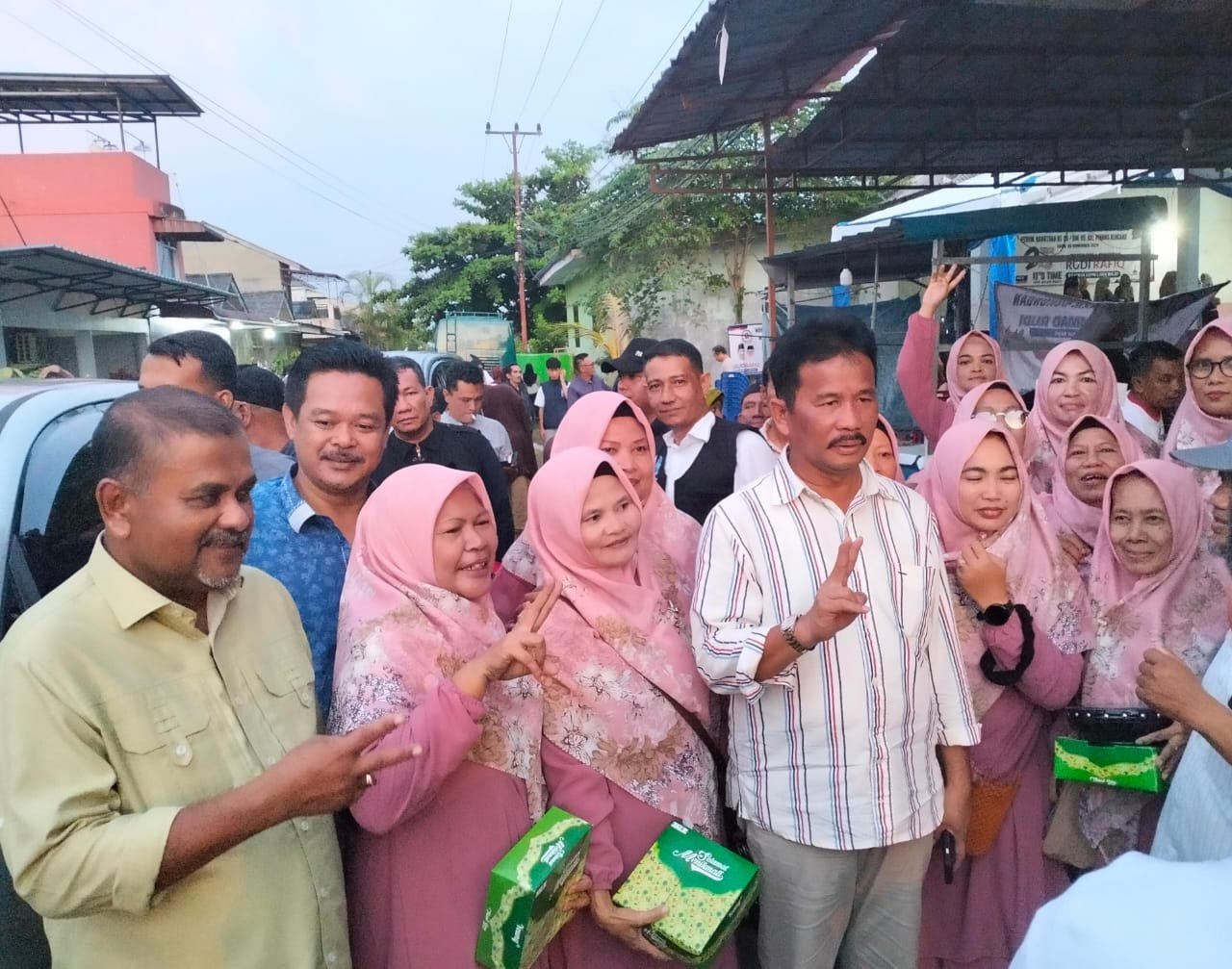 Hang Tuah2 Rudi Rafi Rabu 6 11 24 Warga Hang Tuah Tanjungpinang merasa terharu karena pasangan Cagubkepri Rudi Rafiq kompak ke perumahan mereka, Rabu (6/11/2024).
