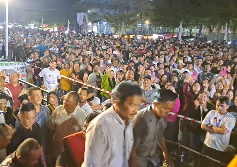 Lautan Massa Rura Nauli 1 Calon Gubernur Kepri, H. Muhammad Rudi menghadiri Konser Rura Nauli di Lapangan SP Plaza, Batuaji, Kota Batam, Sabtu (16/11/2024).