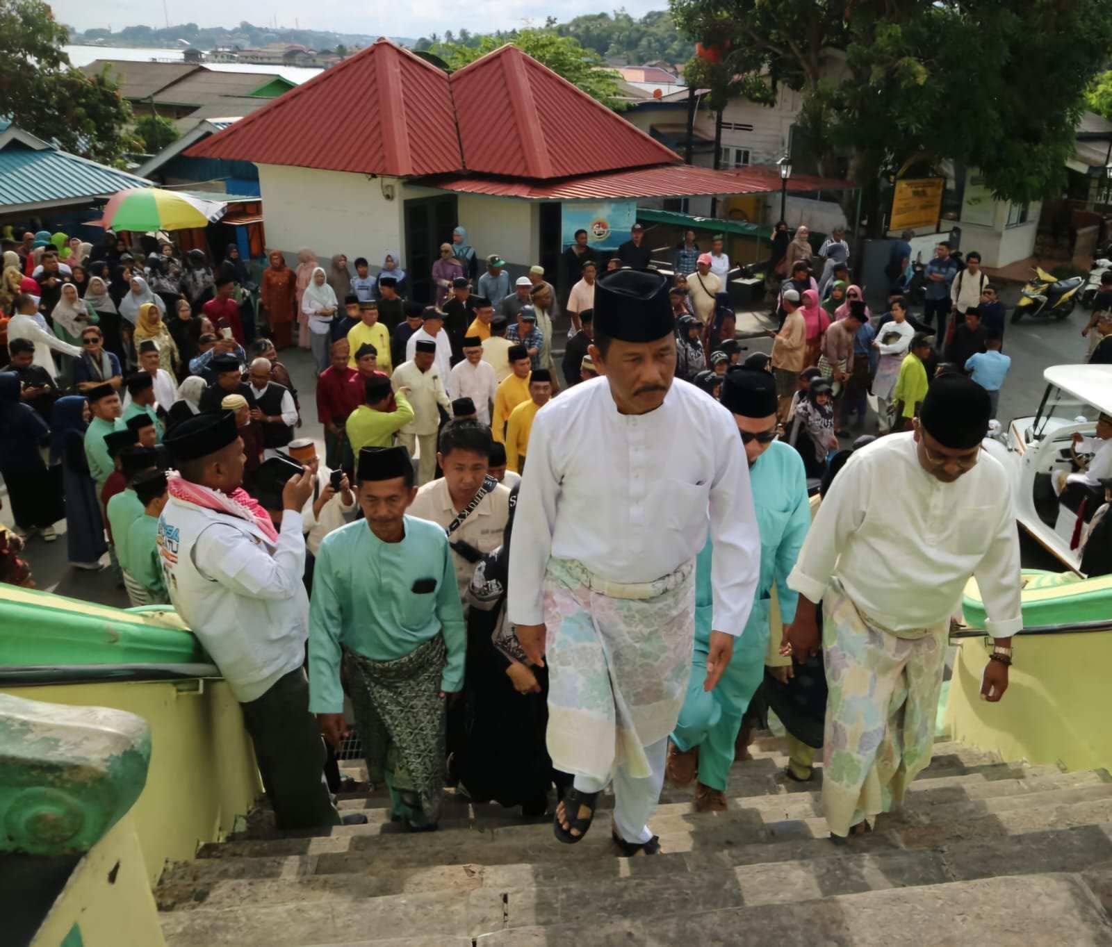 Penyengat 1 Minggu 10 11 24 Rudi Rafiq berniat bangun pesantren modern di Pulau Penyengat. Datuk Huzrin langsung wakaf tanah.