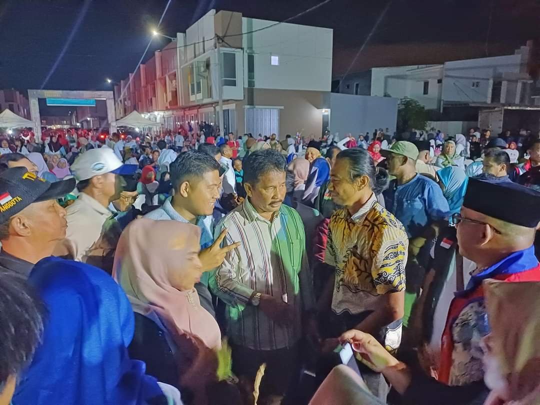 Masyarakat Kepri sudah percaya pada pasangan calon Gubernur Kepri, Rudi Rafiq, sehingga dukungan kian tak terbendung. Terlihat Rudi di tengah pendukung di Tanjungriau, Sabtu (9/11/2024).