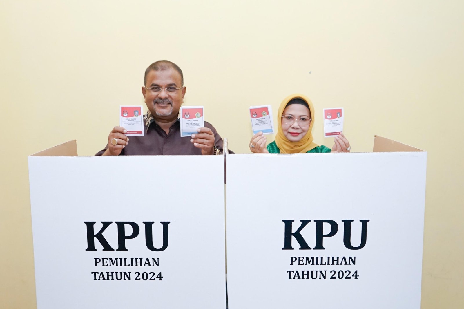 Rafiq istri nyoblos 1 H. Aunur Rafiq dan istri mengkuti pencoblosan Pilkada Serentak di Karimun, Rabu (27/11/2024).
