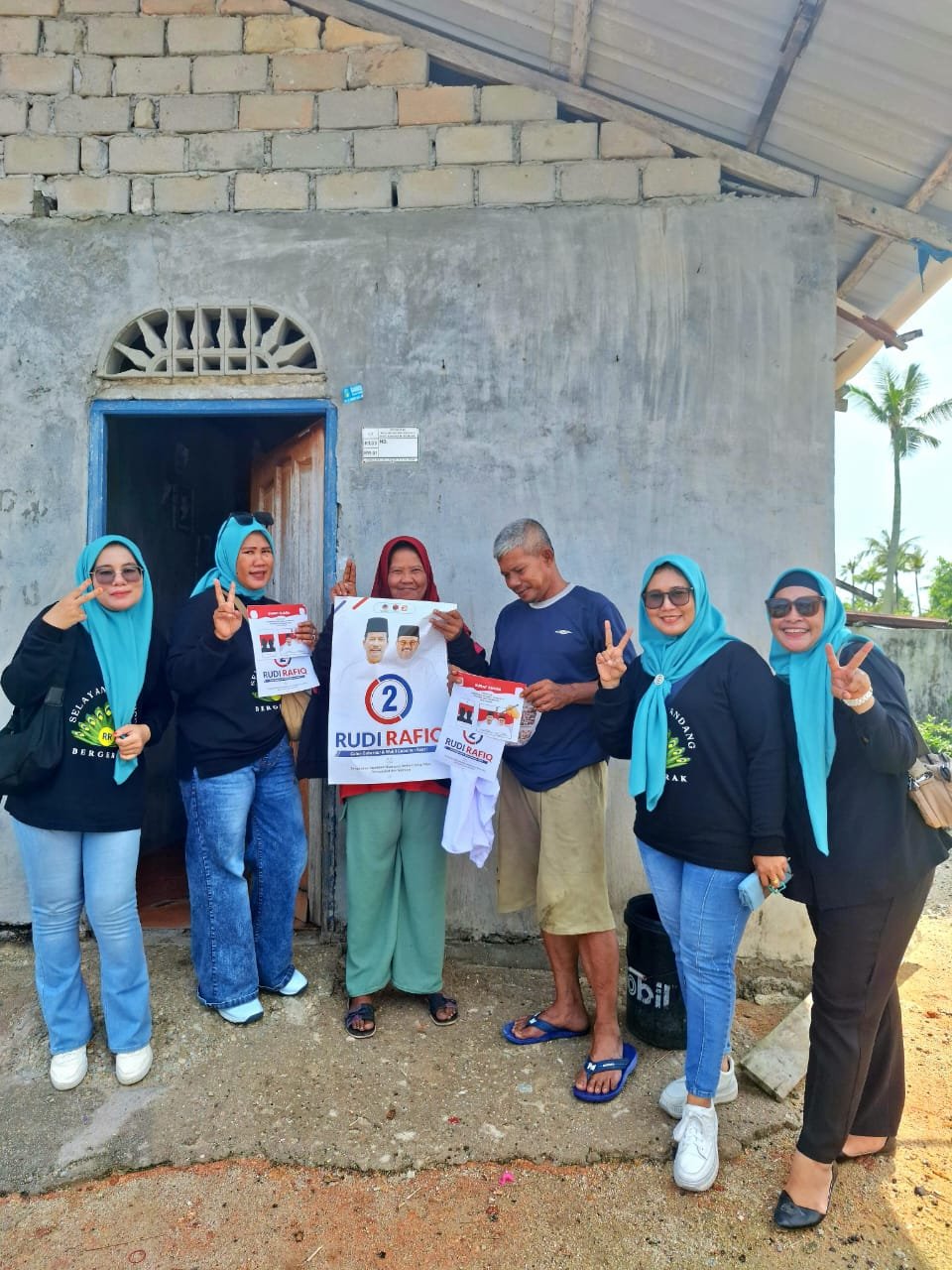 Relawan Rudi Rafiq 1 Selasa 12 11 24 Relawan door to door Rudi-Rafiq bergerak serentak demi Perubahan Kepri.