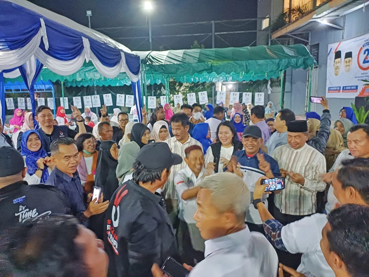 Rudi di tengah pendukungnya di Bengkong Sadai, Rabu (6/11/2024).