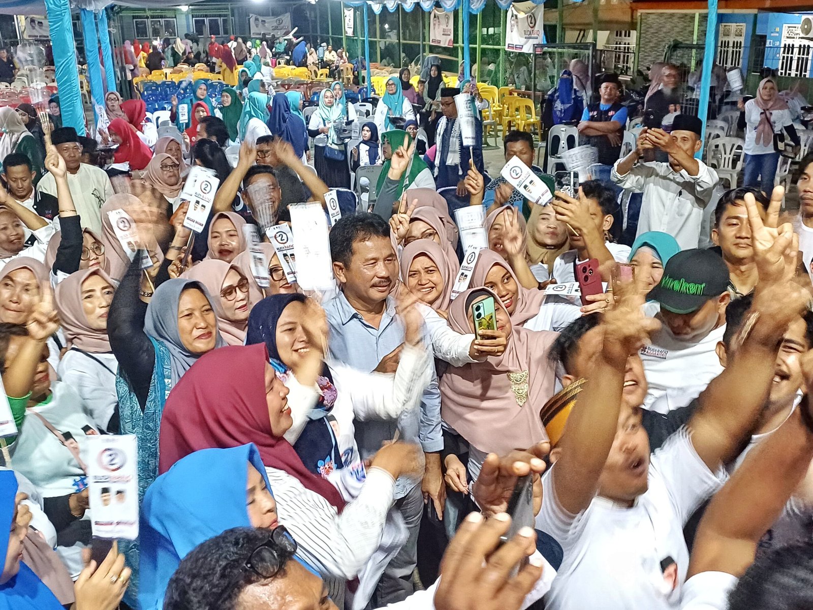 Tanjungsengkuang2 Rudi Rafiq Rudi di tengah pendukungnya saat bersilaturahmi di Tanjungsengkuang, Batam.