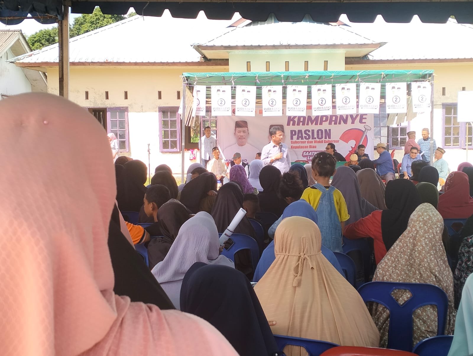 Tembeling 1 Rudi Unek-Unek Calon Gubernur Kepri. H. Muhammad Rudi saat bersilaturahmi dengan Warga Tembeling, Bintan, Kamis (15/11/24).