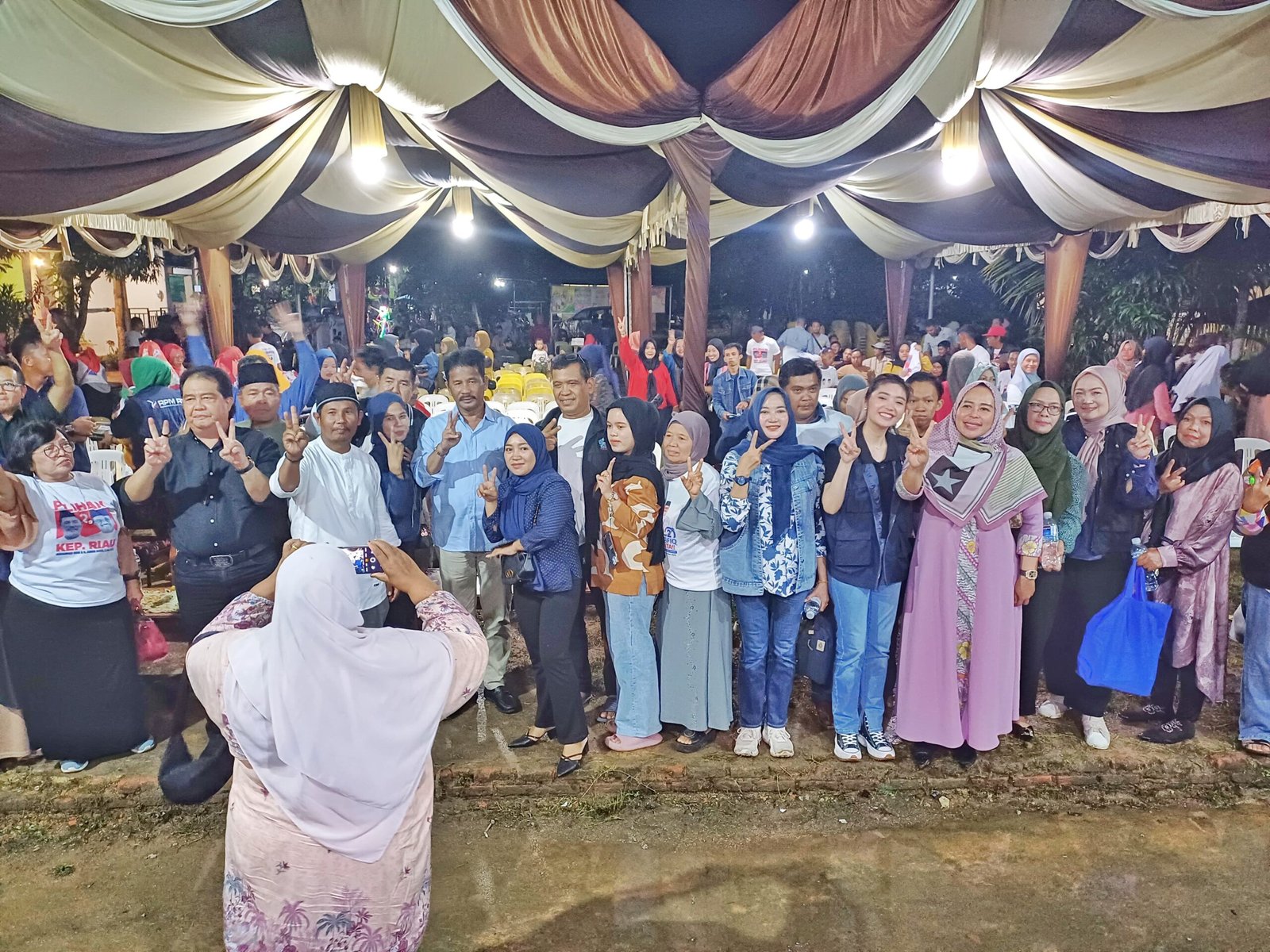 Rudi berfoto bersama warga Tiban Indah Batam, Sekupang, Batam pada Rabu (13/11/2024).