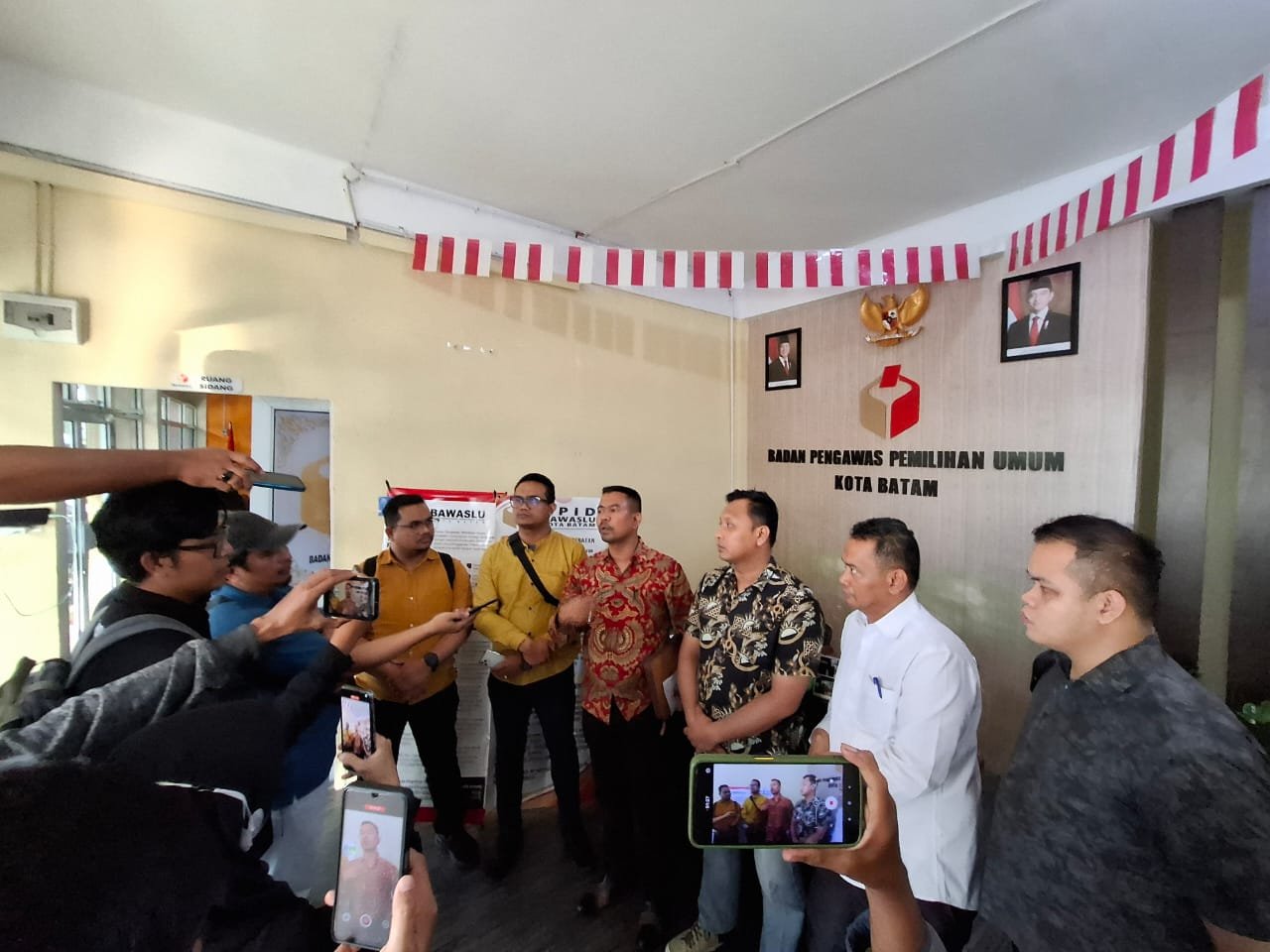 Tim Hukum Rudi Rafiq1 Tim Hukum Rudi Rafiq melaporkan dugaan pelanggaran kampanye calon gubernur di Engku Putri, Batam, Kamis (7/11/2024).