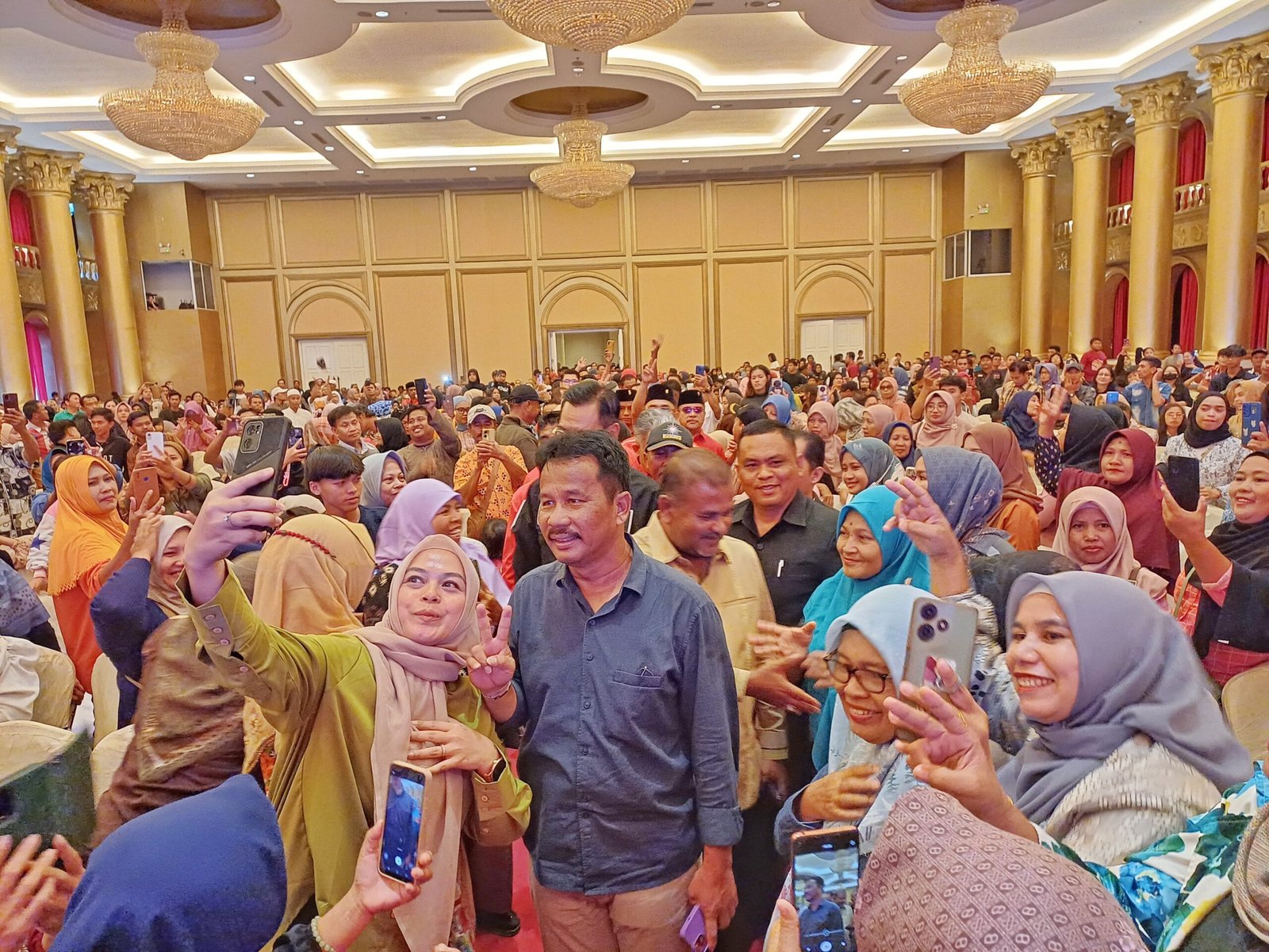 Tim Rudi Rafiq 1 Tim Rudi Rafiq berkumpul untuk siaga menghadapi pencoblosan 27 November 2024. Mereka akan mengawal ketat suara Rudi Rafiq yang diprediksikan memenangkan Pilkada Kepri, atau jadi Gubernur Kepri 2025-2030.
