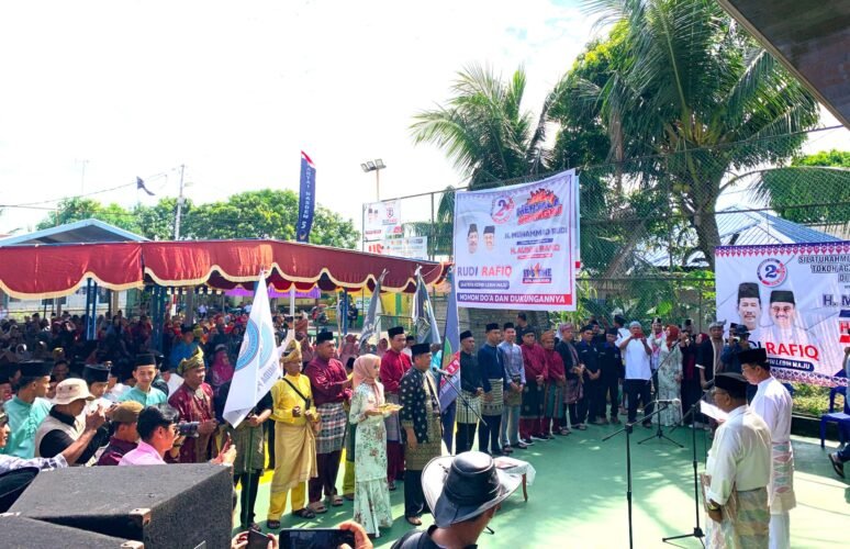 setia melayu1 Ahad 10 11 24 Pasangan calon Gubernur dan Wakil Gubernur Kepri 2024, Rudi Rafiq mengucapkan sumpah setia Melayu di depan Zuriat dan Raja di Pulau Penyengat, Ahad (10/11/2024).